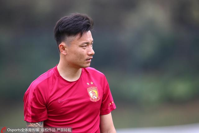 影片用长达140分钟的篇幅描绘婚姻如何解体，却仅用5分钟呈现婚姻的结合——纯粹源于情感冲动与浪漫激情，缺乏理性考量。