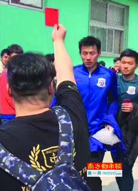 网友们都觉得有些震惊，没想到一直致力于为娱乐圈操心的首富公子，竟然也有如此正襟危坐的时候。