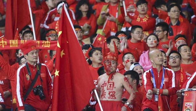 《侏罗纪公园》系列电影以1993年斯皮尔伯格执导的同名电影拉开序幕，随后又于1997年和2001年推出了两部。