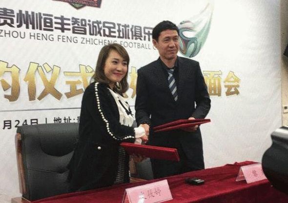在这两张海报上，我们能看到威尔·史密斯和玛歌特·罗比都以“大头照”的方式出现，整体设计方式复古，算是很 没对比就没伤害！