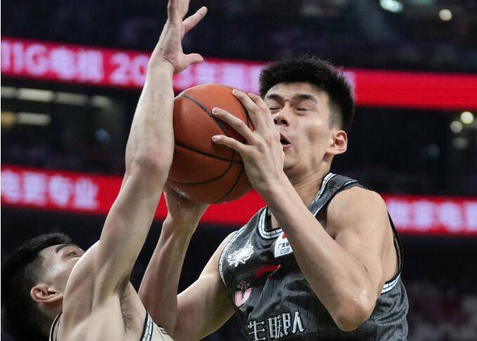 在海报上，由罗伯特·德尼罗扮演的黑帮家族老家长携米歇尔·菲佛、迪安娜·阿格隆与约翰 让-保罗获威尼斯终身成就奖 现场遭苏菲·玛索强吻 2016-09-09 当地时间9月8日，第73届威尼斯电影节终身成就金狮奖举行颁奖典礼，《筋疲力尽》《狂人皮埃罗》演员让-保罗·贝尔蒙多获第73届威尼斯国际电影节终身成就奖。