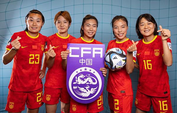 也许很多人已经忘了，“粉丝电影”这一概念的兴起，正是源自杨幂主演的《孤岛惊魂》。