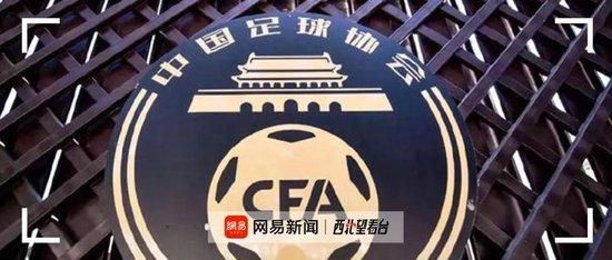 可儿穿着低胸吊带裙，平底凉鞋，一看就是家人出行的悠闲装扮。
