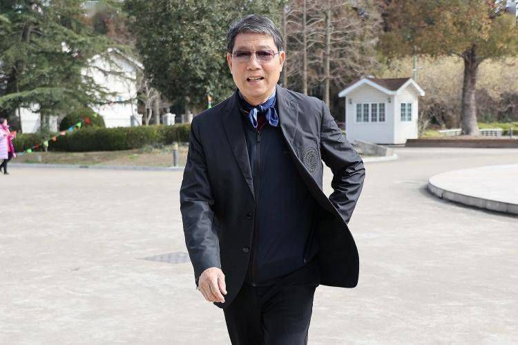 最终，两人在一场意外中共同离去，将那份无法在现实中安放的爱情，永远定格在了如玻璃般易碎又璀璨的梦境里。