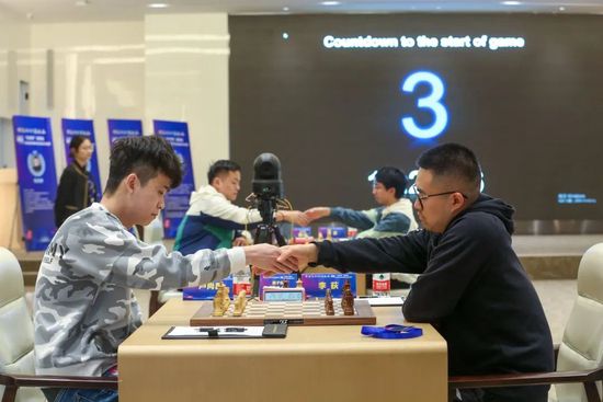 在剧照中，李昕岳面色凝重、若有所思的镜头引起了观众的好奇心。