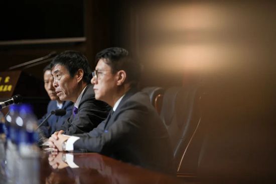 一位妈妈在现场“催婚”贾玲，说道：“我来八卦一下，你看我们差不多大，我都有两个孩子了，贾玲你呢？