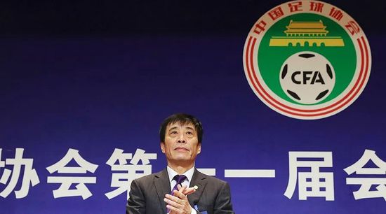 我说：“我不想美化枪支，尽管这部电影里有一把枪，而且只是非常短暂地出现，我不想那样做。
