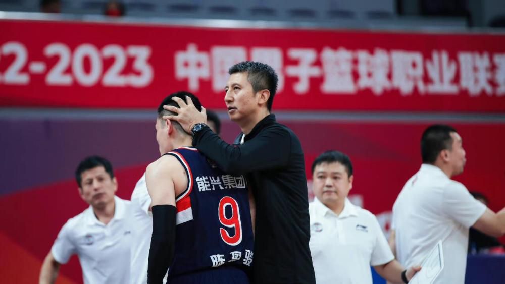 ”第一次当男主角，饶晓志做了不少外形上的细致准备，万茜也同样努力通过各种方式接近人物。