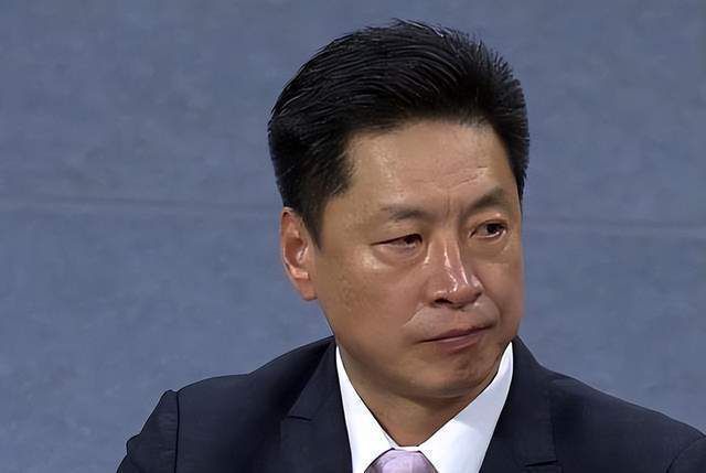 血色隐喻：个体恐惧与社会之镜那么，《闪灵》仅仅是一个家庭的悲剧吗？