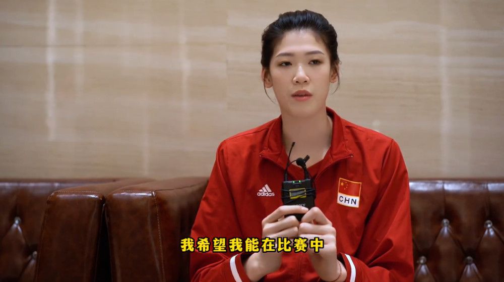 在照片上，扮演了阿兰·亨利的亚历克·鲍德温正一脸严肃地站在一个飞机场上。