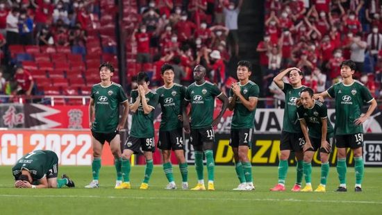 清冽沉静又不失柔美，满满故事感展现别样春日气息。