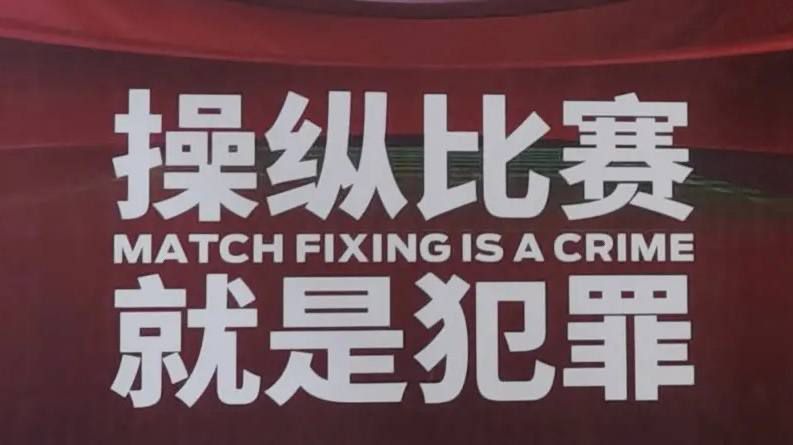 同时演员在表演的时候，我跟他们前期也达成默契，就是不要把这个东西当喜剧去演，这是一个正剧，你就是生活在这个戏里面，你如果很当喜剧去演的话，有时候会用力过猛，所以最后呈现出来的结果是每个人都没有很用力，才会有一种松弛感，那种松弛感其实就是我们所追求的生活感和真实感。