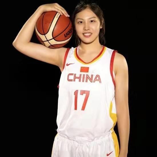 生完二胎的她，身材已经恢复如初，单手抱着女儿莱拉 施瓦辛格西安观看兵马俑 遭围堵无架子亲和力足 2013-12-05 西安，12月5日，阿诺·施瓦辛格将世界第八大奇迹秦始皇陵兵马俑作为西安行的首站。