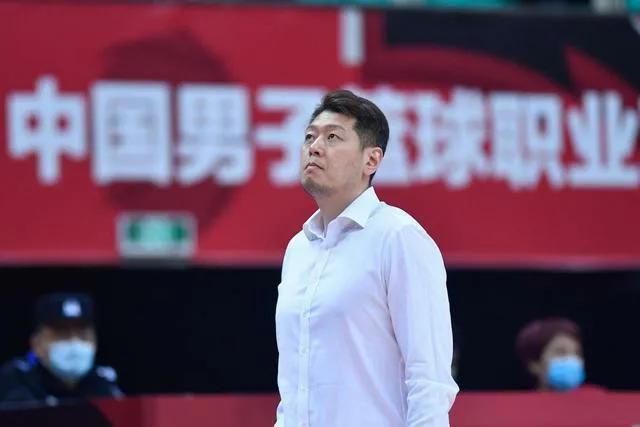 周润发表示：“今日天公作美，好 蔡卓妍参加马拉松 透露常被男友强迫锻炼身体 2011-02-21 一年一度的“渣打马拉松”于20日凌晨五点举行，以维园作为终点站。