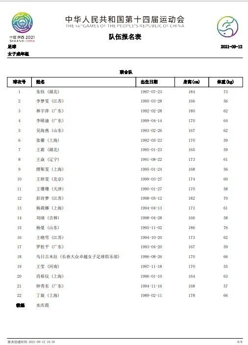 现场迈克尔·贝与他的狗狗Rebel一起摁手印画风清奇。