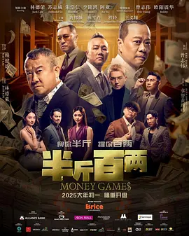 近日，超模康迪斯·斯瓦内普尔在海滩拍照时，蓝色衬衫扣子大开，身材性感火辣，表情享受动人。