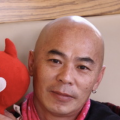 在斯坦福大学2023年的AI社会实验中，研究者构建了由25个AI角色组成的虚拟小镇，每个角色被赋予独特背景、日程和社交网络。