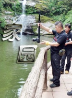 宋书杰提到，高温下马匹长时间工作容易导致腿部涨筋，剧组会用洒水车为马消暑，及时降温。