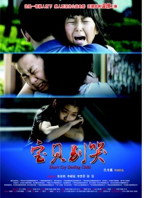 准公公刘丹手持红包笑意十足。