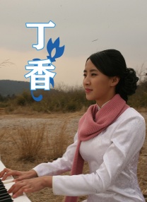 小S穿深V长裙性感现身捞金 与范玮琪相拥玩亲亲 2015-11-18 11月17日，小S（徐熙娣）出席某品牌代言发布会，她身穿条纹深V、开衩长裙性感亮相，期间好友范玮琪现身两人热情拥抱。