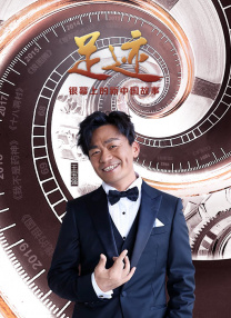 ”看到草垛，妈妈想的是出片，而蔓蔓想爬上草垛，试了两次都失败了。