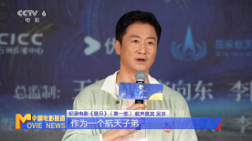 大嘴茱莉娅·罗伯茨白色西装帅气。
