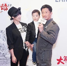 在《中国电影报道》专访中，黄景瑜表示，得益于以往多次出演警察的经验，他对这类角色有了更深刻的理解。